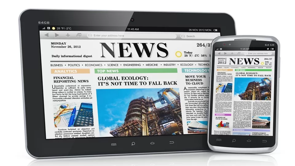 zdjęcie z tabletem i telefonem, na których wyświetlone są wiadomości po angielsku