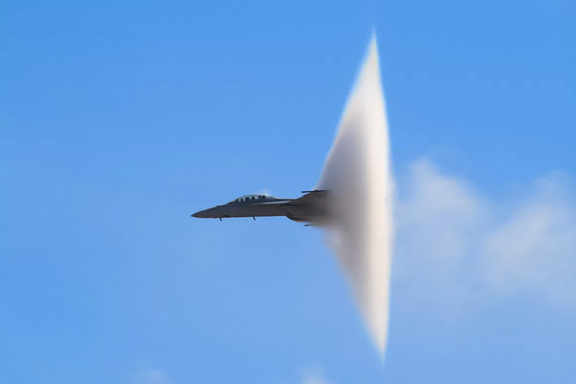 Zdjęcie samolotu prekraczającego barierę dźwięku.