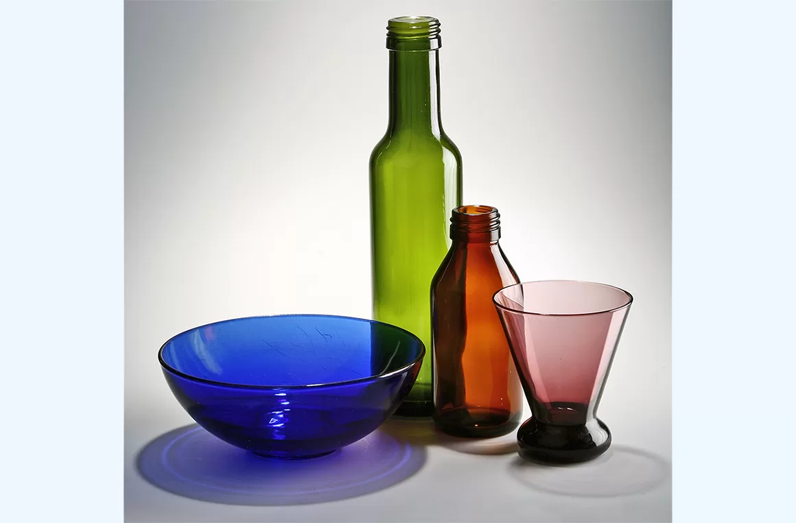 szklane kolorowe naczynia